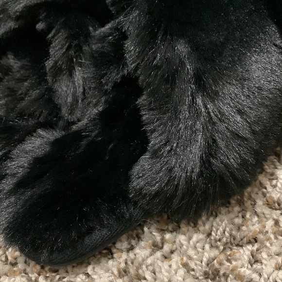 FamiPort Black Fuzzy Slides - Picture 2 of 4